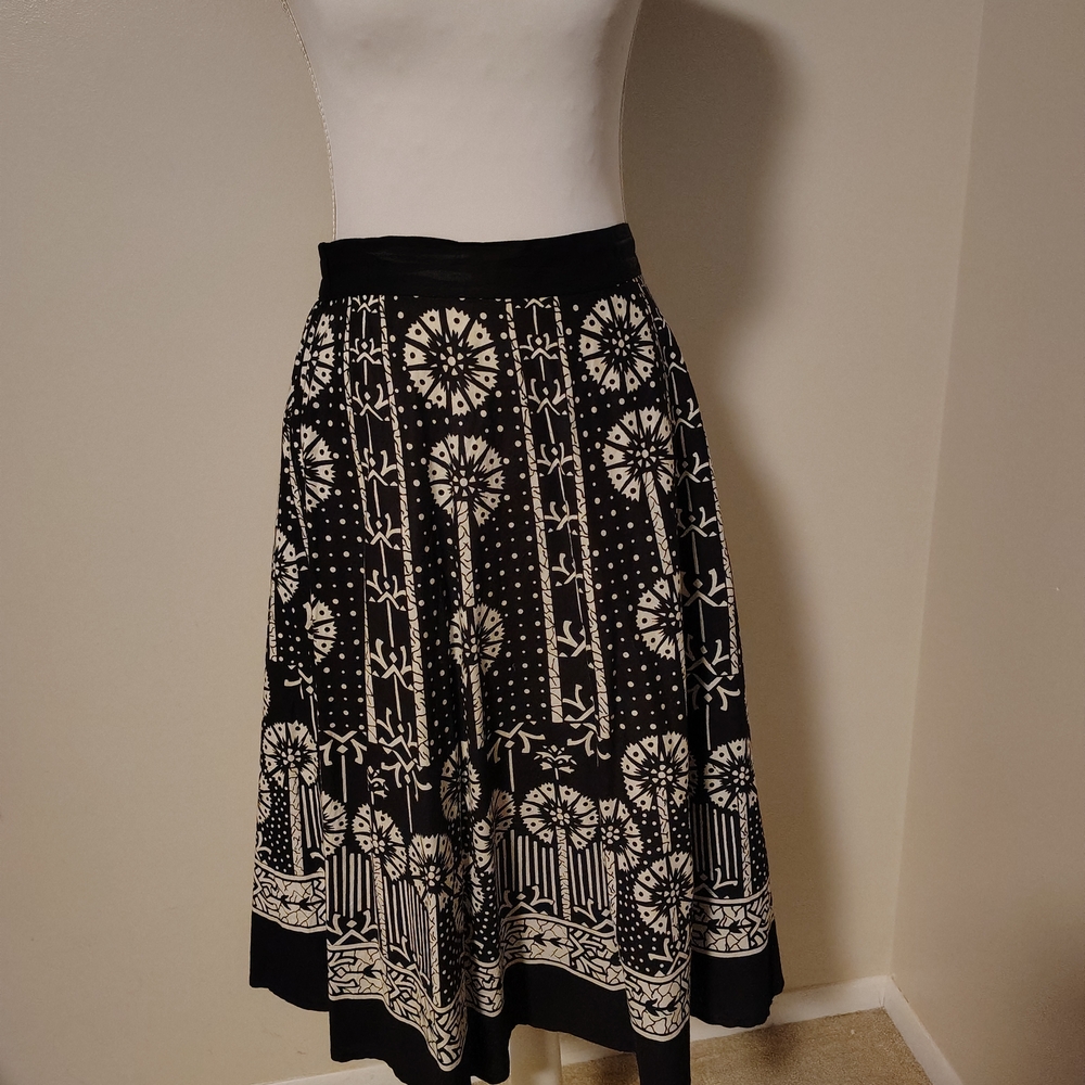 Studio West Elegant Black and Cream Patterned Skirt